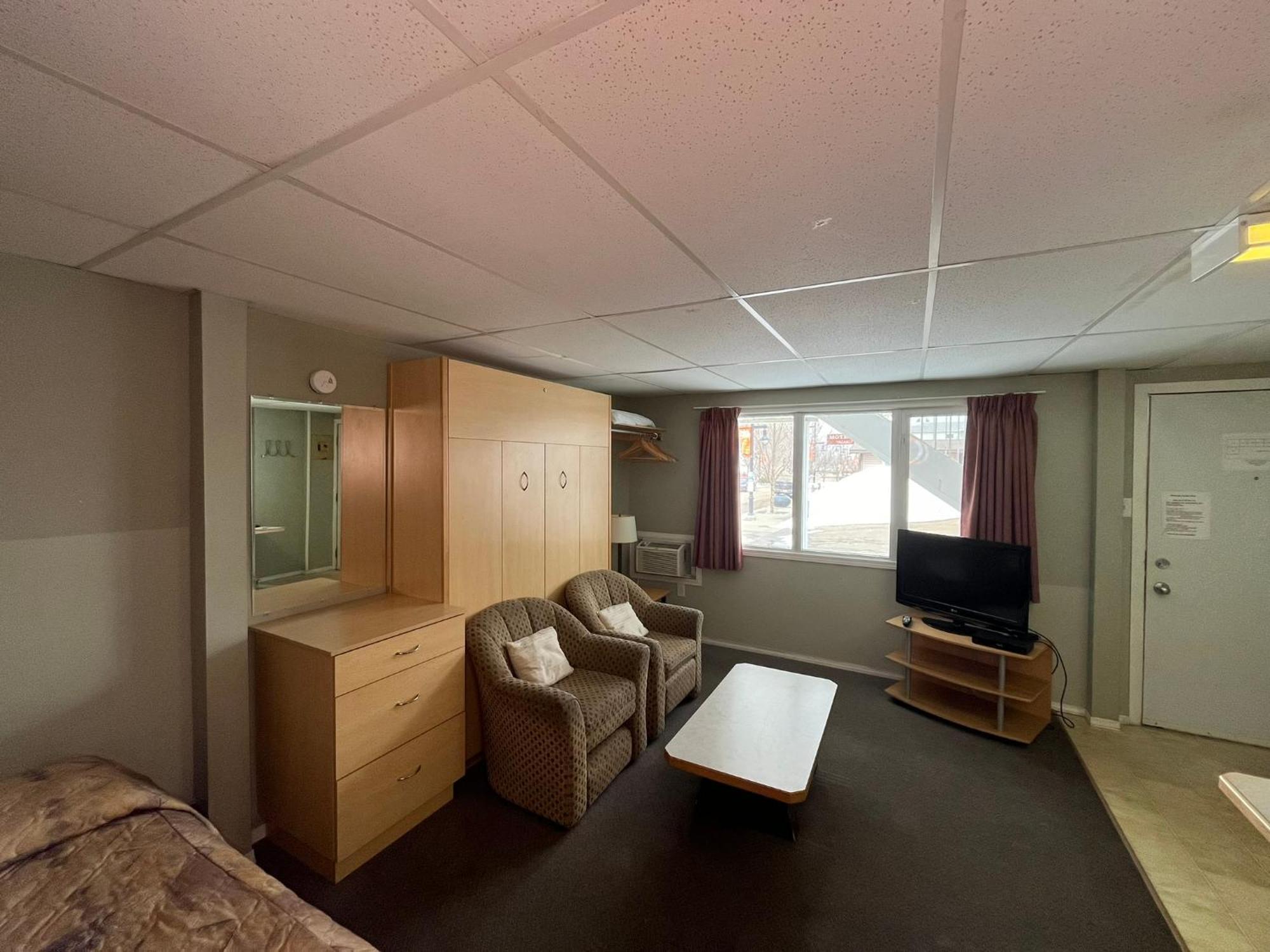 Raccoon Lodge Motel Sylvan Lake Oda fotoğraf