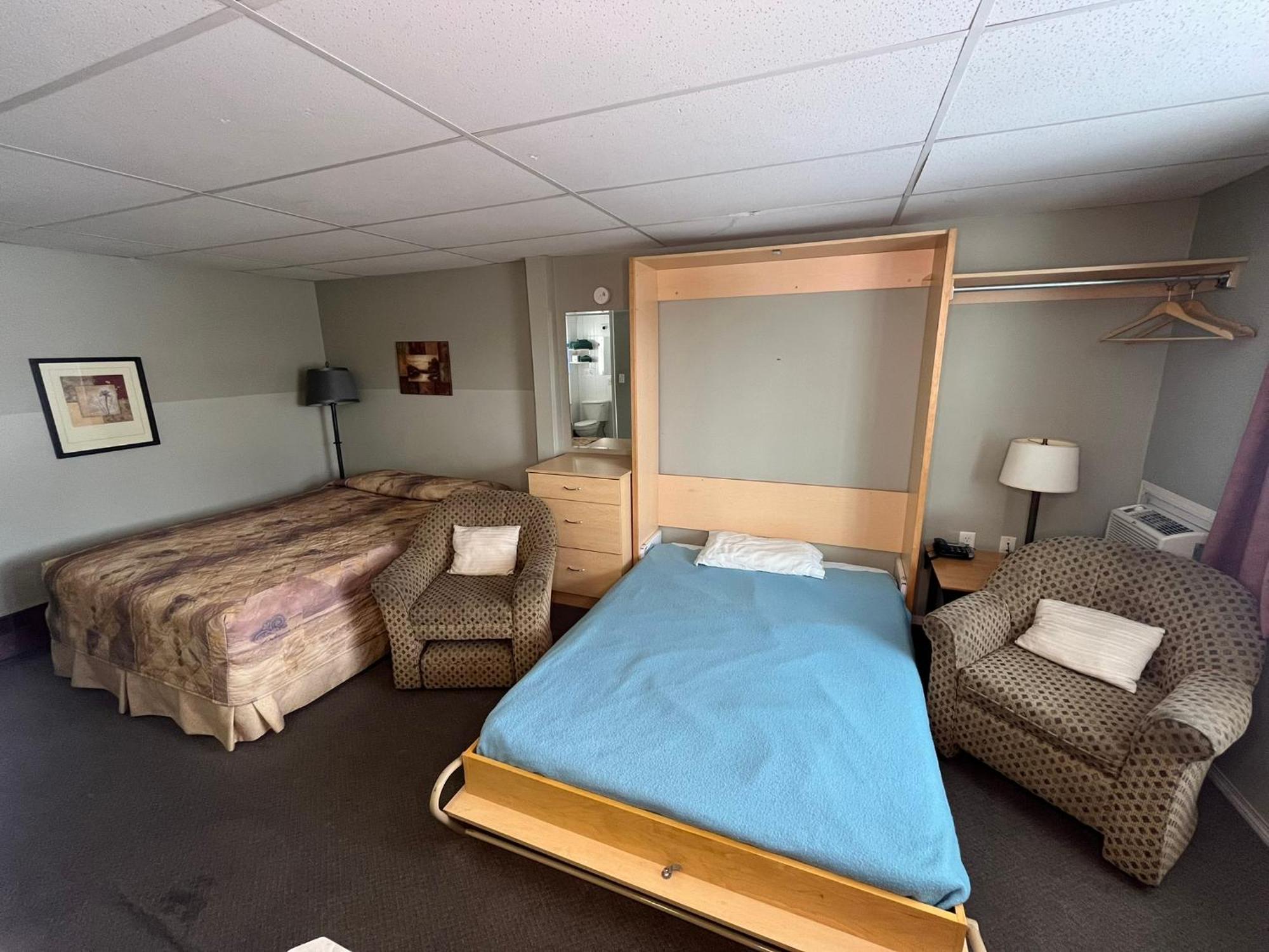 Raccoon Lodge Motel Sylvan Lake Oda fotoğraf