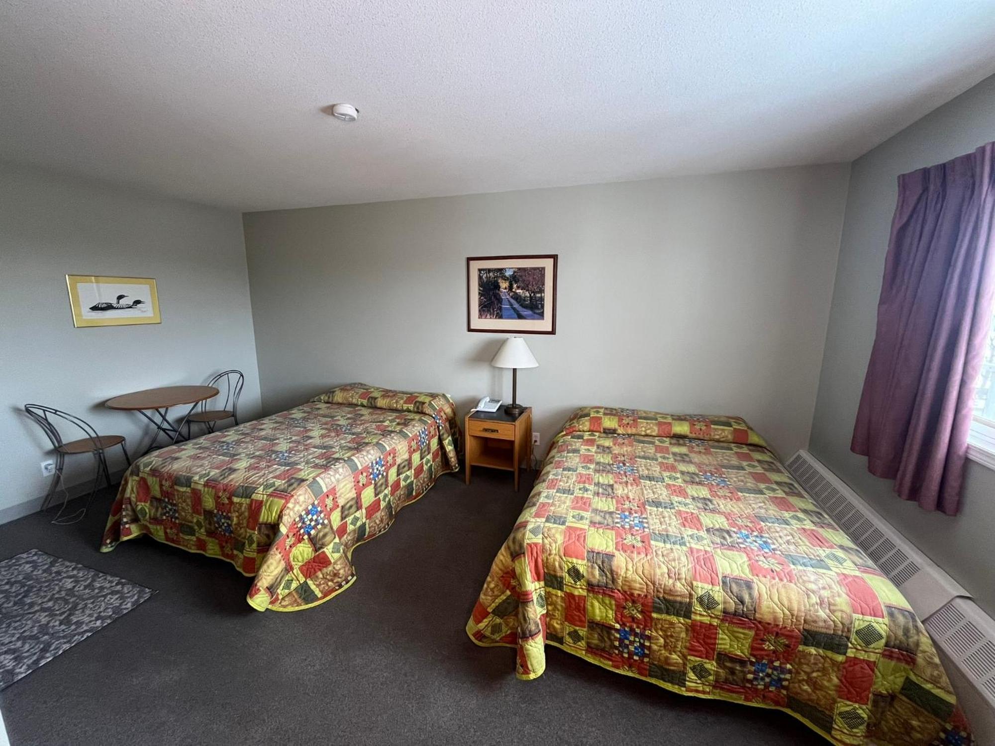 Raccoon Lodge Motel Sylvan Lake Oda fotoğraf